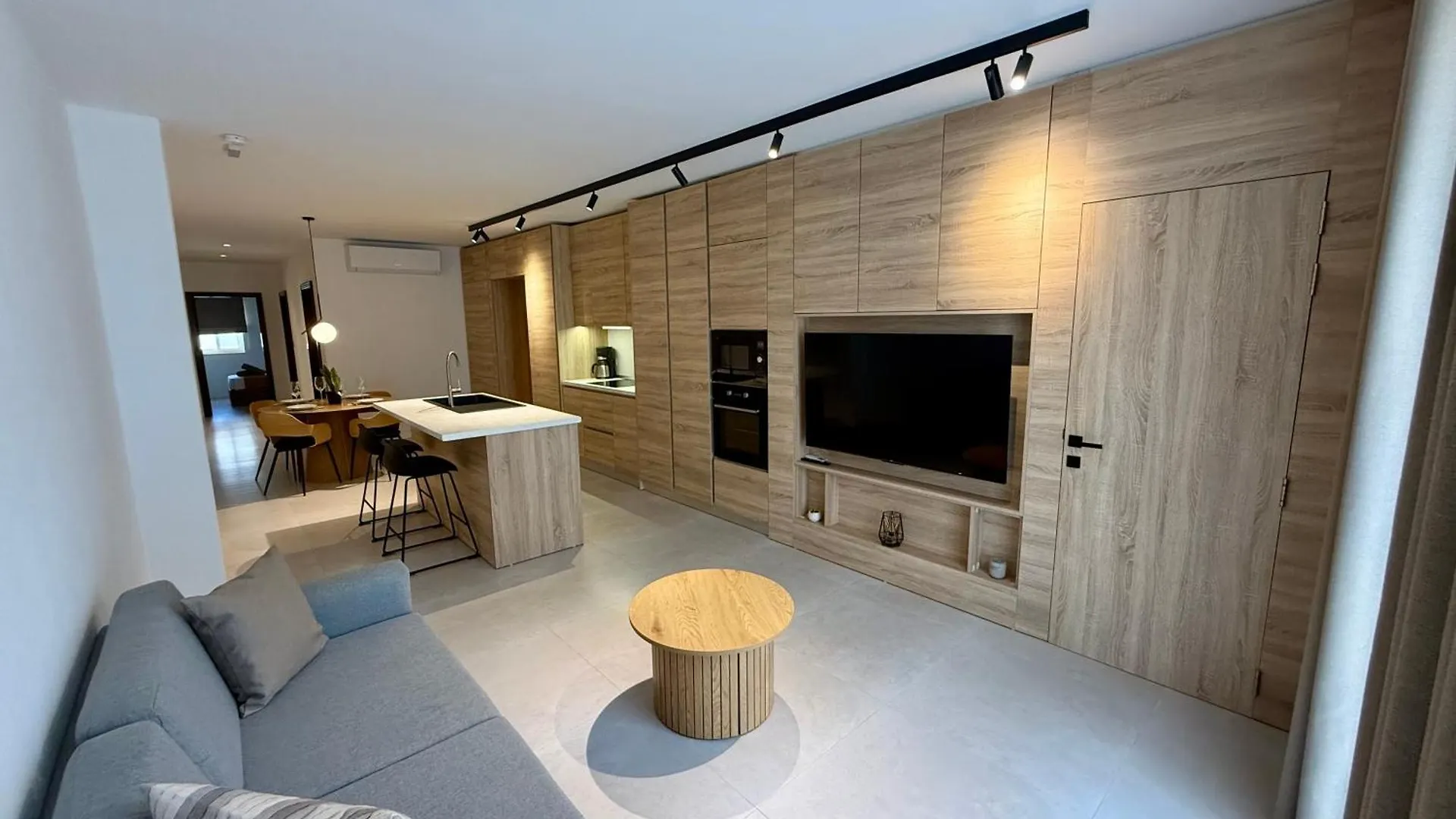 Redentur Apartments, Suite 1 contacts